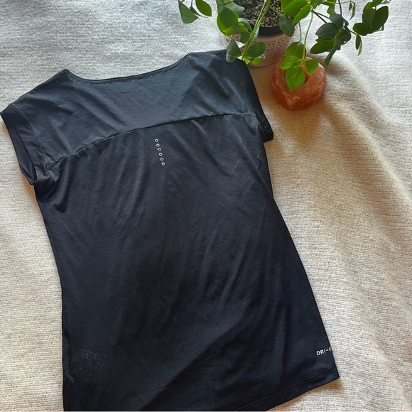 NIKE Dri-Fit Cool Breeze Tshirt - Picture 3 of 5